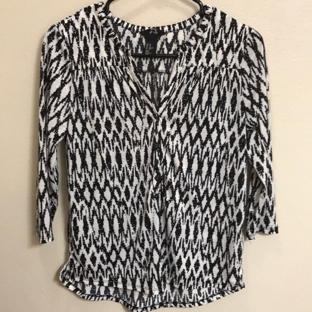 Woman’s H&M tunic style top in Black and Cream